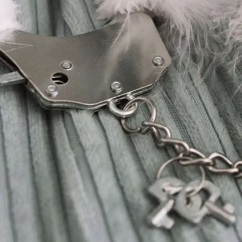 Металлические наручники Adrien Lastic Handcuffs Black с чёрной пушистой отделкой