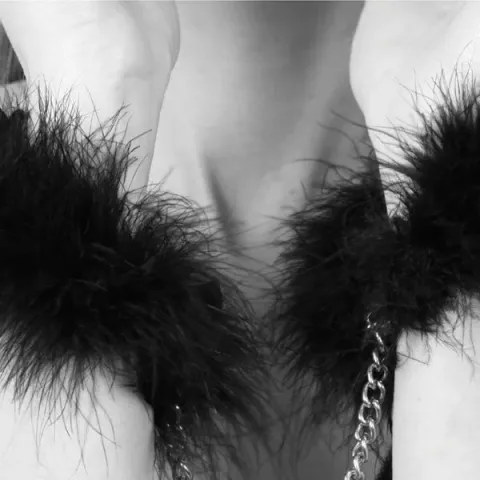 Пушистые наручники Bijoux Indiscrets Za za zu — перьевые наручники, в подарочной упаковке
