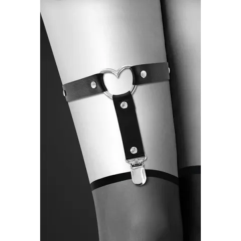 Подвязка на ногу Bijoux Pour Toi — WITH HEART Black, сексуальная подвязка с сердечком, экокожа