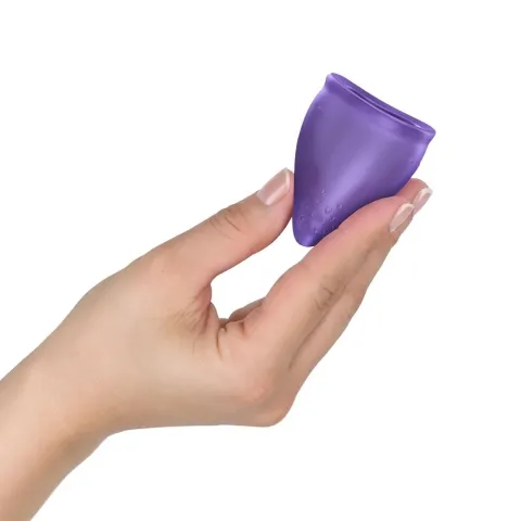 Менструальная чаша Fun Factory FUN CUP SIZE B Black Currant, многоразовая, диаметр 4,3 см, объём 30 мл