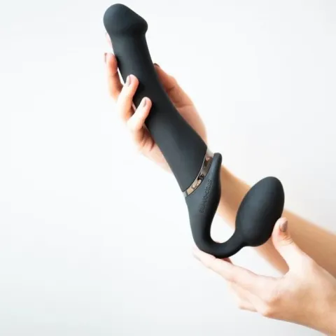 Страпон без ремня с вибрацией Strap-On-Me Vibrating Black M, диаметр 3,8 см, пульт ДУ, регулируемый