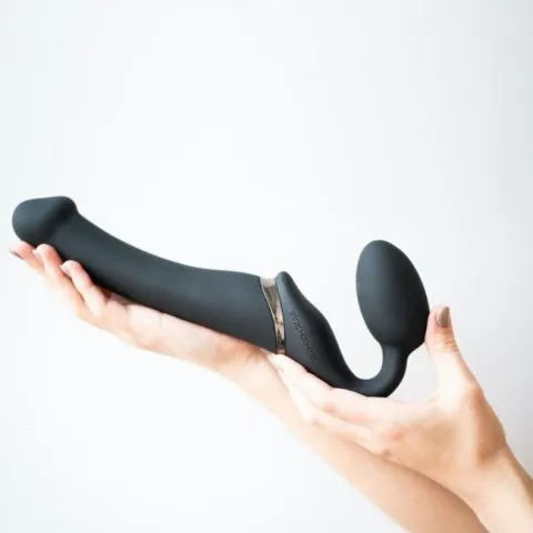 Страпон без ремня с вибрацией Strap-On-Me Vibrating Black M, диаметр 3,8 см, пульт ДУ, регулируемый