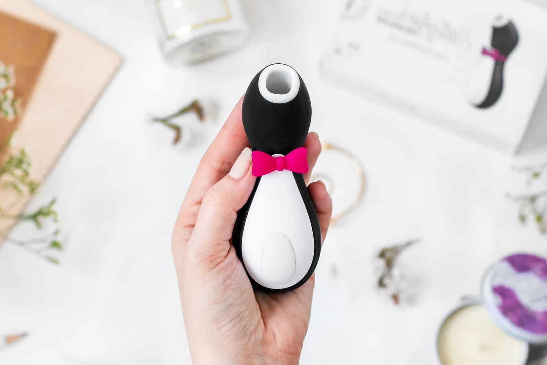Вакуумний стимулятор Satisfyer Penguin у руці – компактний розмір та елегантність