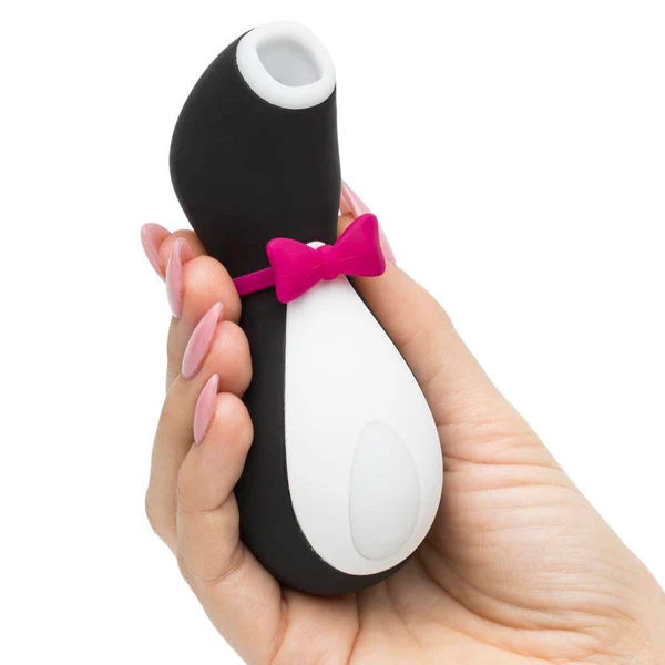 Вакуумний стимулятор Satisfyer Penguin у руці – зручний та компактний